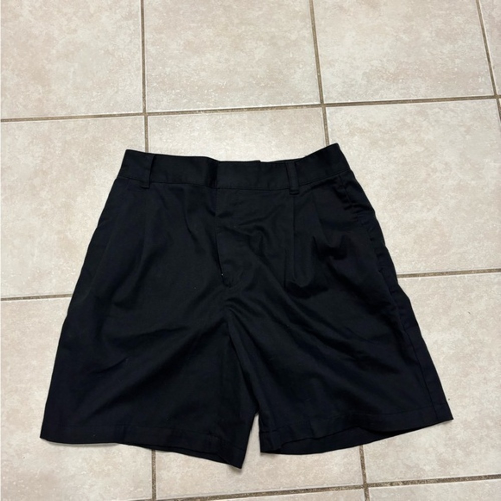 High waisted black pleated front shorts size 6